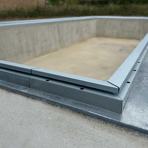 Coral infinity edge for swimming pools
