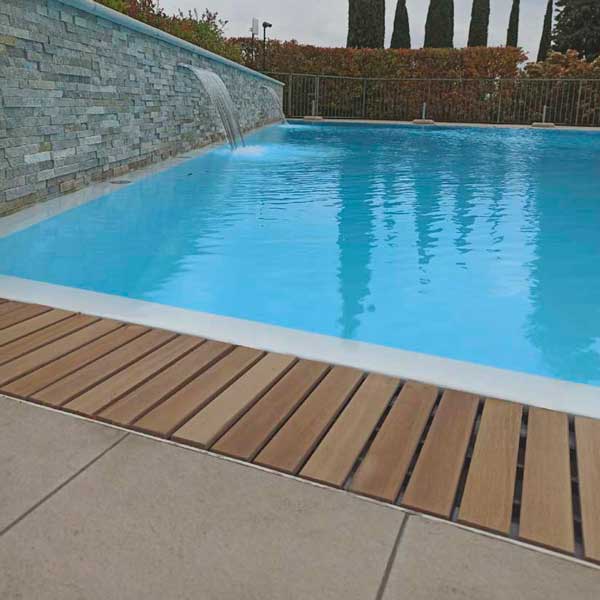 piscina a sfioro con griglia directa wood acero