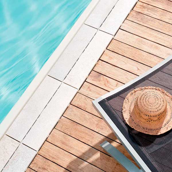 Piscina a sfioro con pavimento custom griglia directa stone white