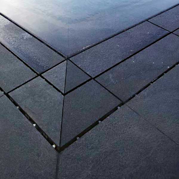 Piscina a sfioro con pavimento e griglia directa effetto pietra naturale Stone Black