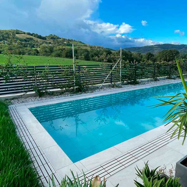 bordo toro e pavimento effetto pietra meta beige