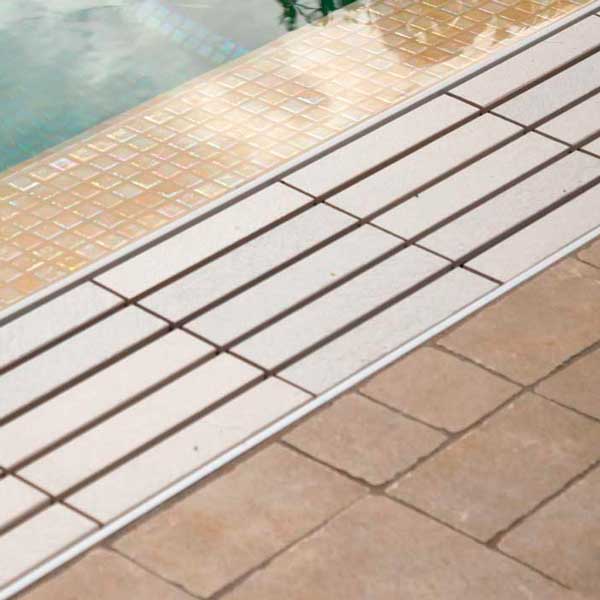 Piscina a sfioro custom con griglia directa white
