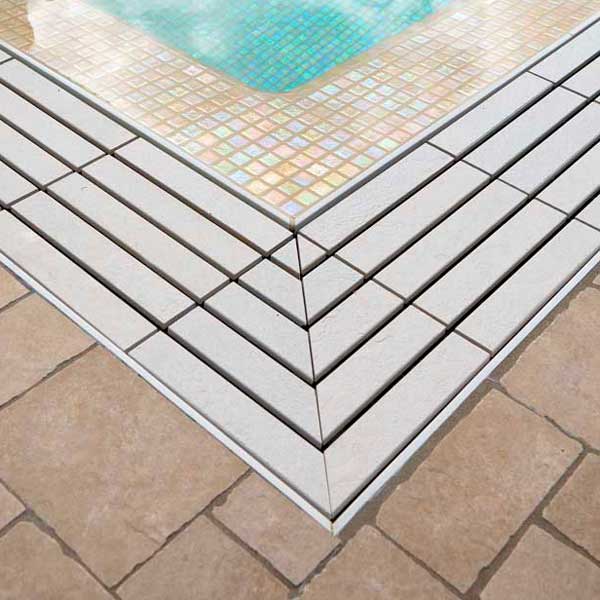 Piscina a sfioro custom con griglia directa white