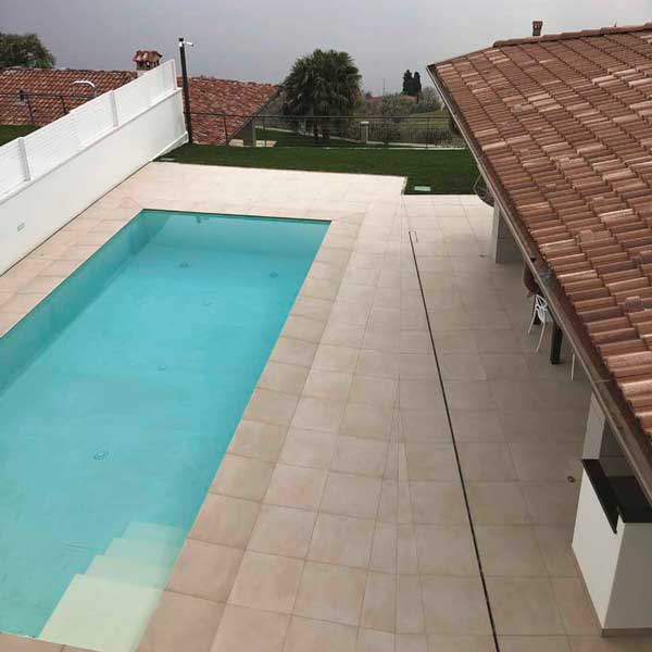 bordo toro e pavimento effetto cemento minimal beige