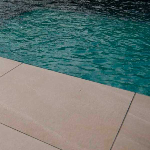 bordo toro e pavimento effetto pietra meta beige