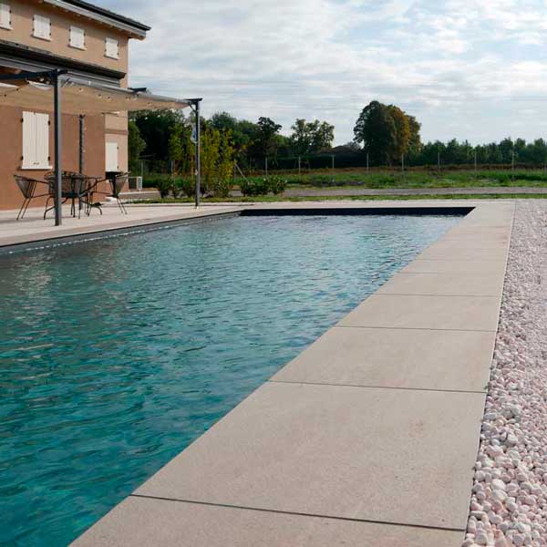 piscina a sfioro con griglia per canalina ellipsis meta beige