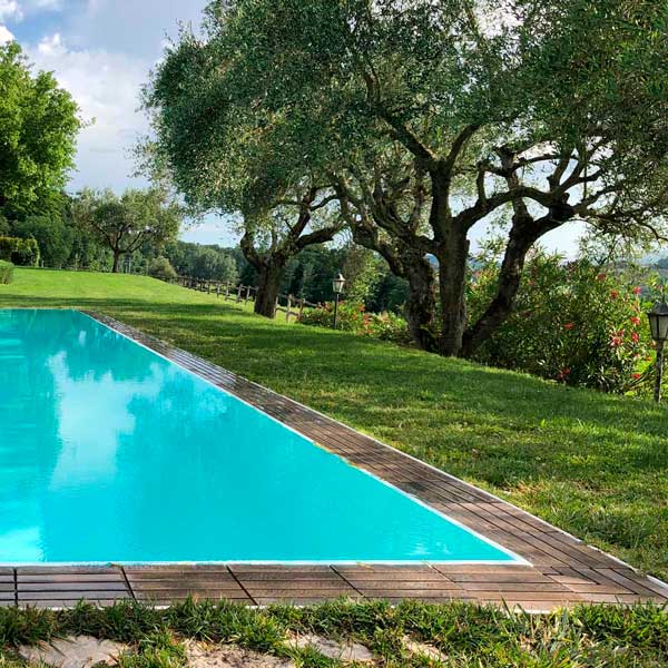 piscina a sfioro infinity pool con griglia directa felix black