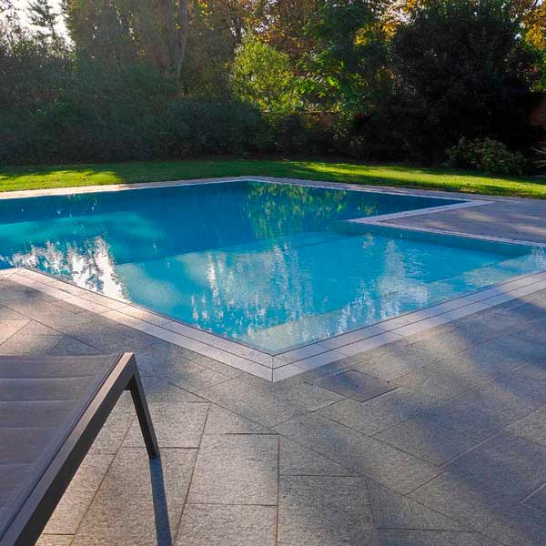 piscina a sfioro con griglia directa felix white