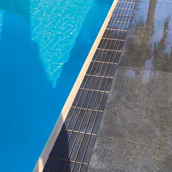 piscina a sfioro con griglia directa meta black