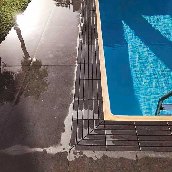 piscina a sfioro con griglia directa meta black e pavimento esterno piscina meta black