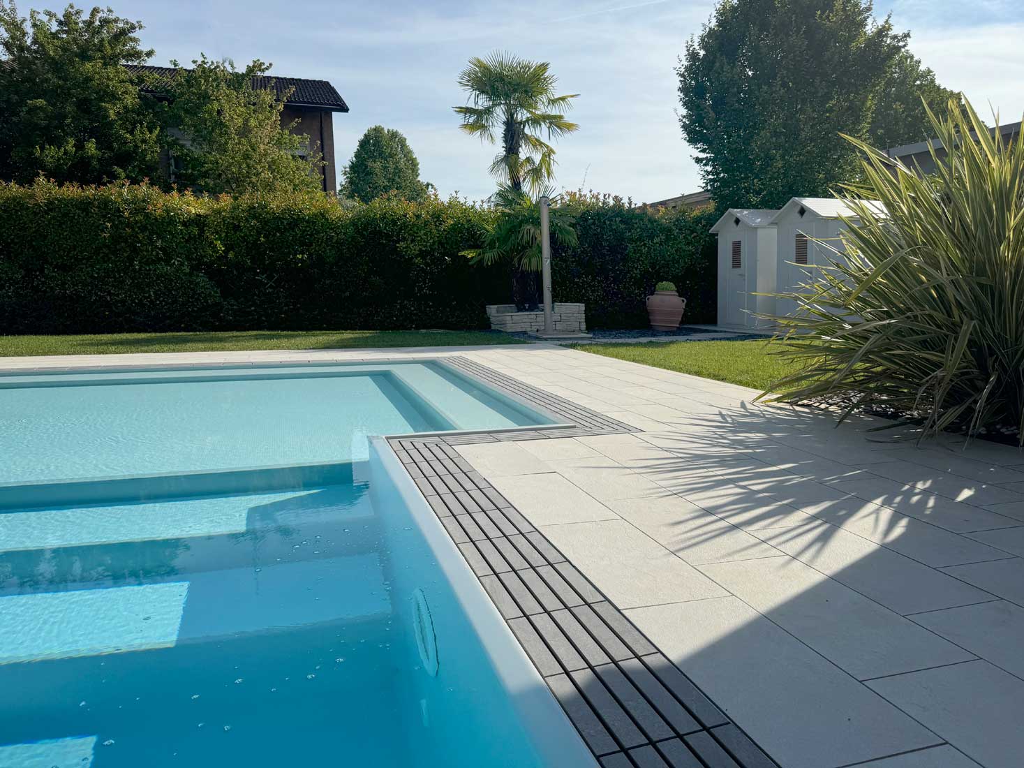 infinity pool with Directa Meta grey grid, Meta white floor
