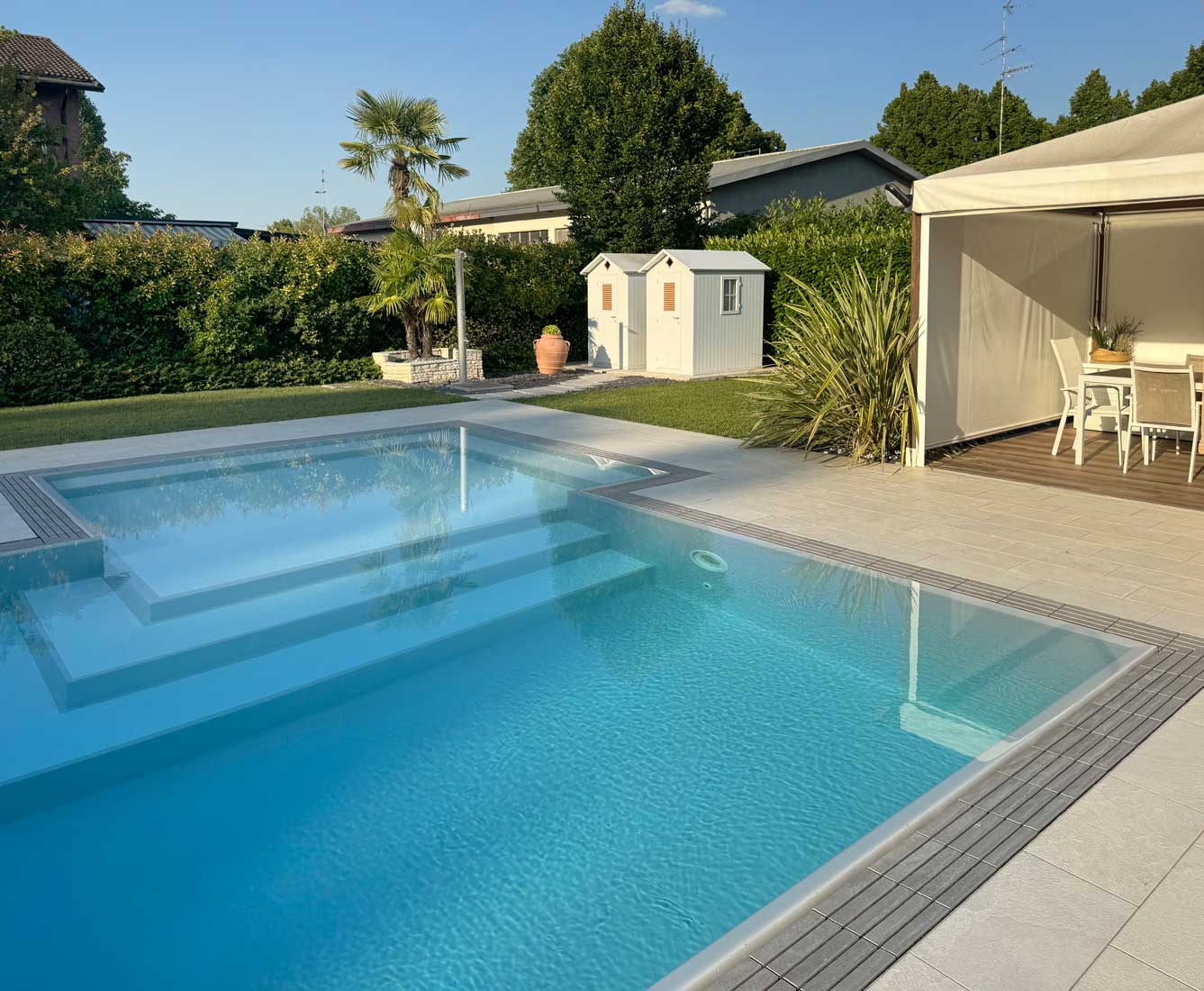 infinity pool with Directa Meta grey grid, Meta white floor