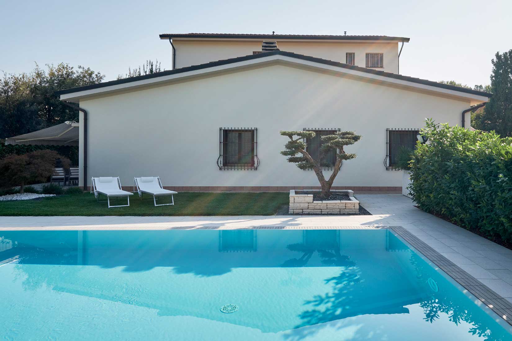 infinity pool with Directa Stone grey grid, Stone white floor