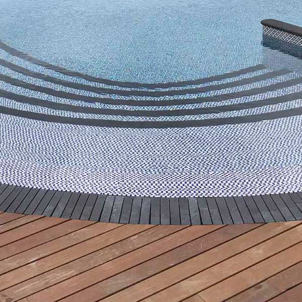 piscina a sfioro con  griglia ellipsis stone black