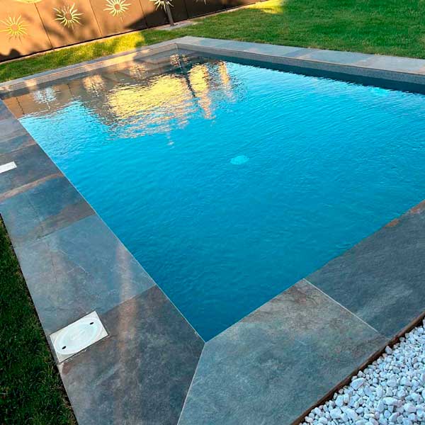 piscina skimmer infinity pool con bordo e pavimento esterno piscina magma
