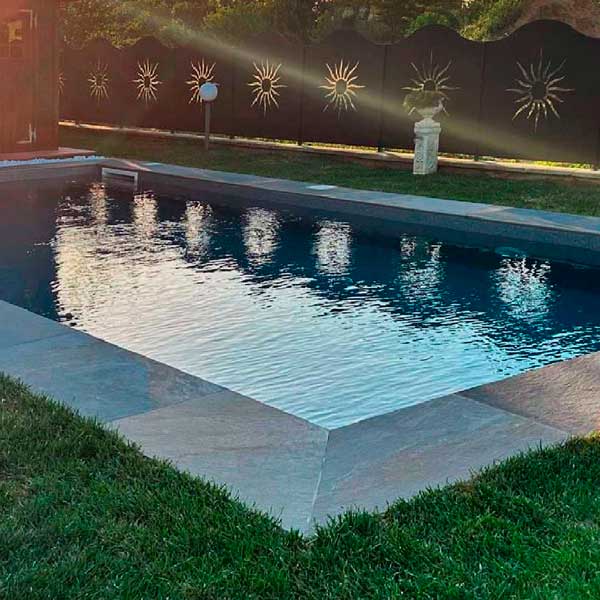 piscina skimmer infinity pool con bordo e pavimento esterno piscina magma