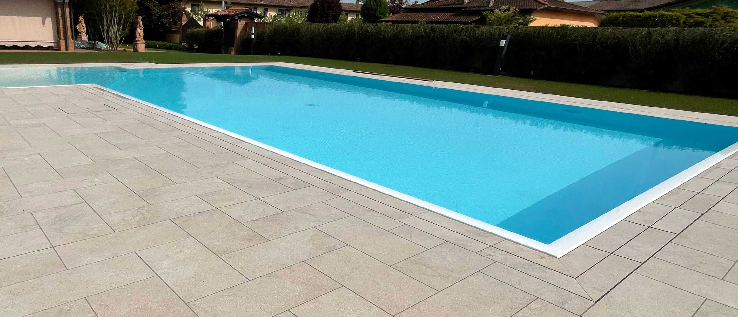 piscina a sfioro con pavimento in gres effetto pietra naturale felix