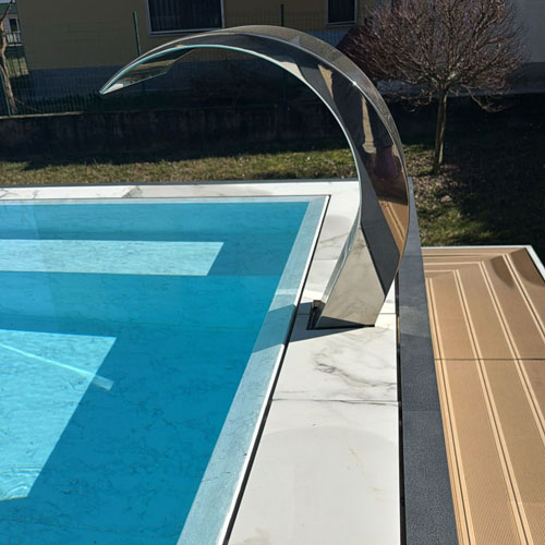 piscina a sfioro effetto marmo Calacatta