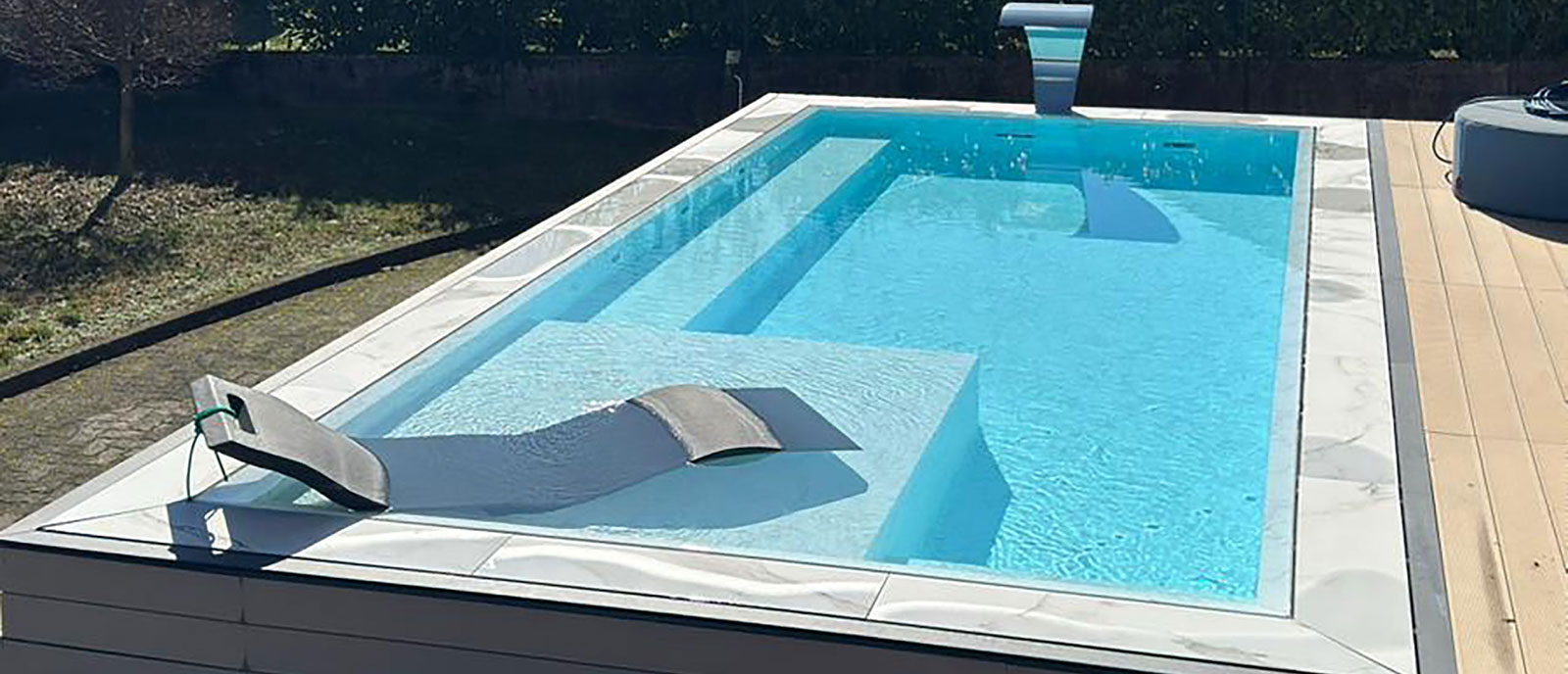Immagine di bordo piscina con pavimento in gres per piscine a sfioro effetto marmo Calacatta