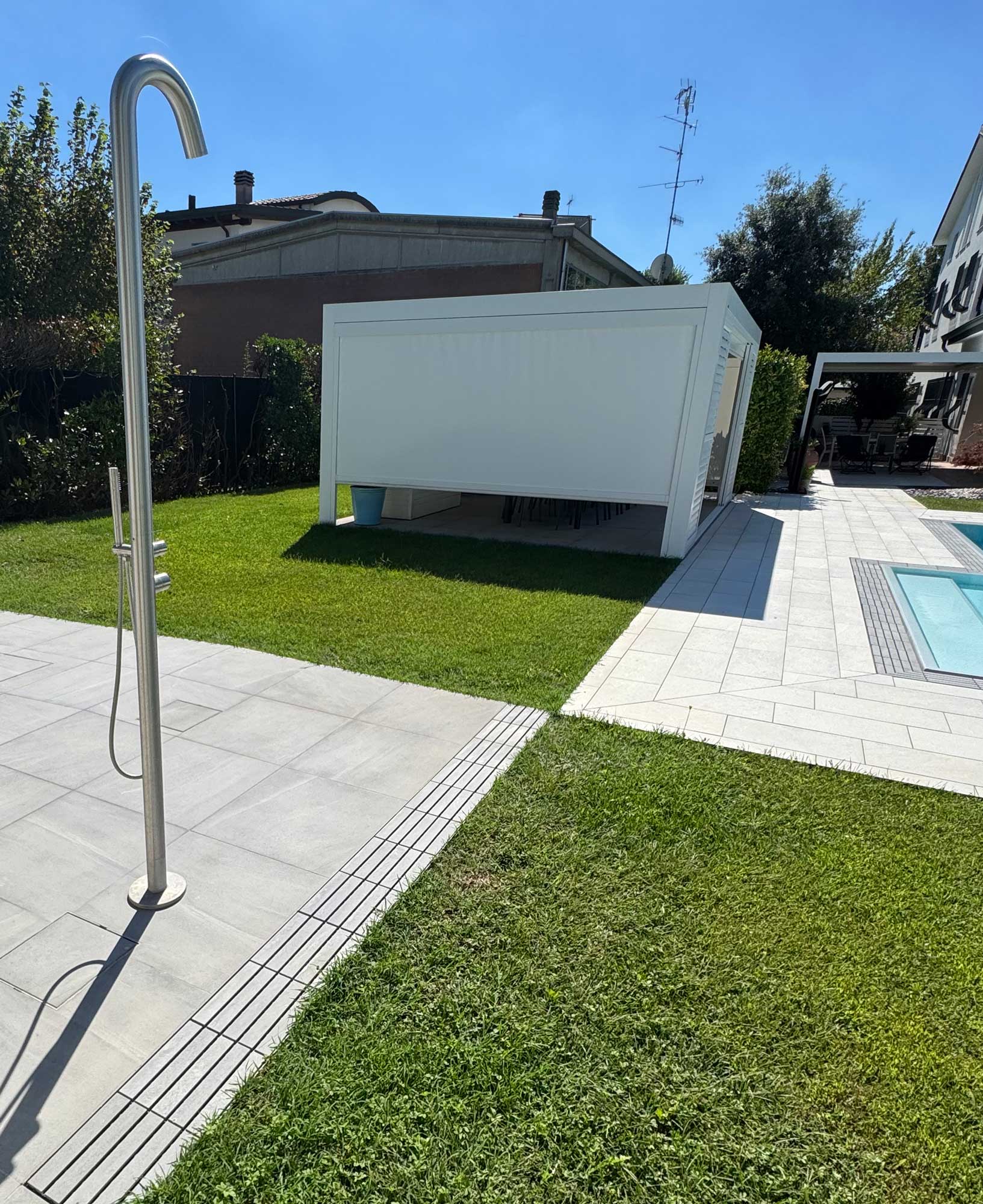 Piatto doccia e bordo piscina