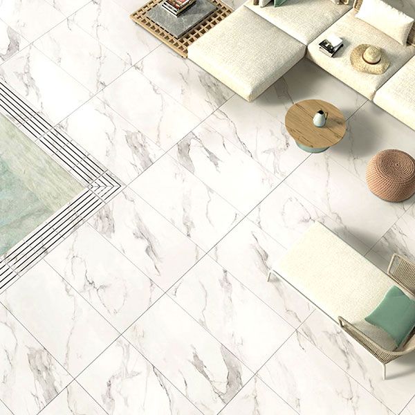 Immagine di bordo piscina con pavimento in gres per piscine a sfioro effetto marmo Calacatta