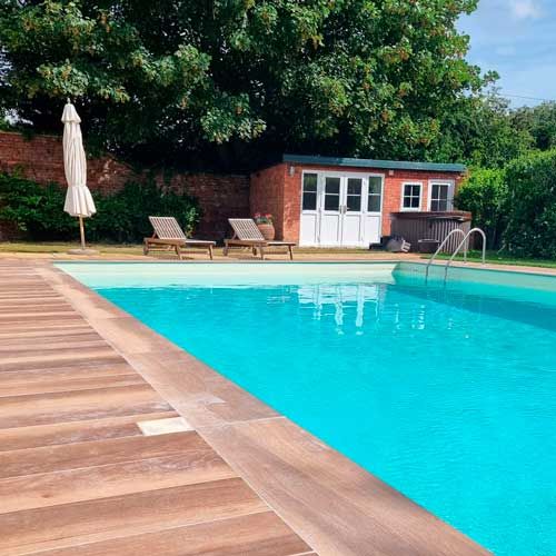piscina a sfioro effetto legno pavimento wood teak 20x20